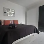 Nebur Penthouse, Sea Views & Private Roof Pool * Il-Pergla