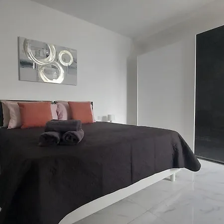 Penthouse, Sea Views And Private Roof Pool * Il-Pergla