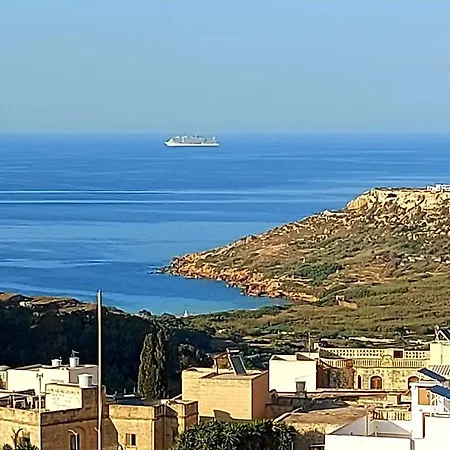 Nebur Penthouse, Sea Views & Private Roof Pool