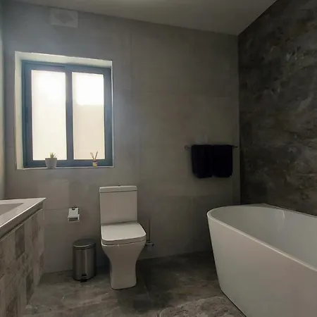 Nebur Penthouse, Sea Views & Private Roof Pool 아파트