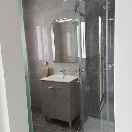 Nebur Penthouse, Sea Views & Private Roof Pool