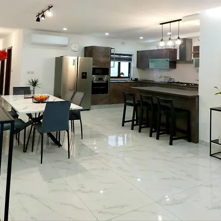 Nebur Penthouse, Sea Views & Private Roof Pool 公寓