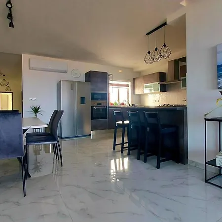 Nebur Penthouse, Sea Views & Private Roof Pool 公寓 *