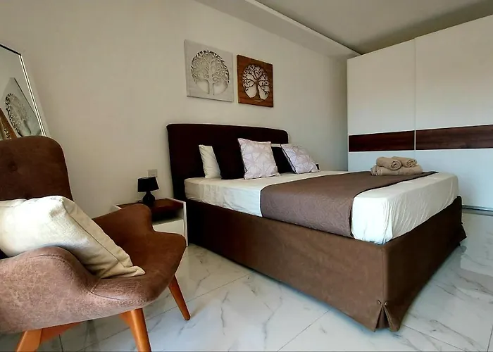 Nebur Penthouse, Sea Views & Private Roof Top Pool *