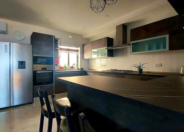 Nebur Penthouse, Sea Views & Private Roof Top Pool Appartement Il-Pergla