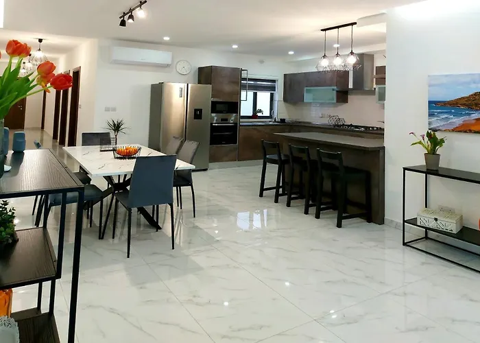 Nebur Penthouse, Sea Views & Private Roof Top Pool Appartement