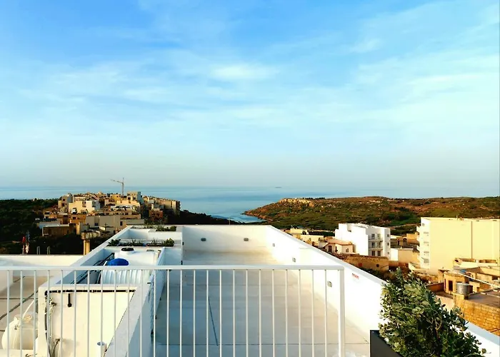 Nebur Penthouse, Sea Views & Private Roof Top Pool Apartament Il-Pergla